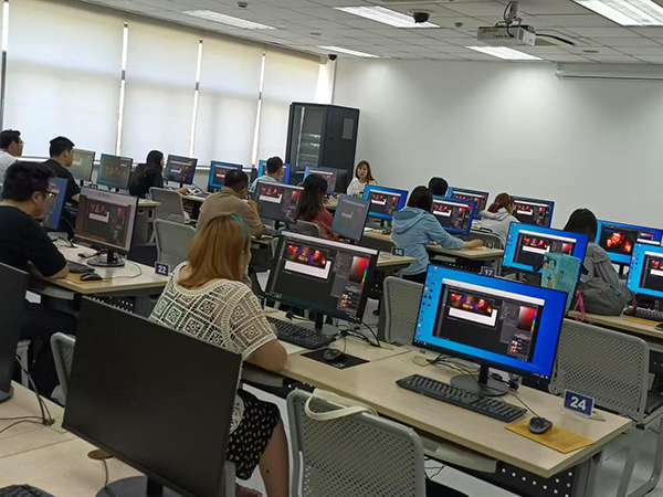 认真教学中